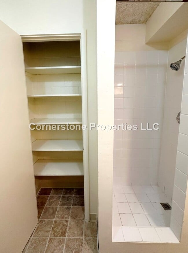 Building Photo - 2873 S King St