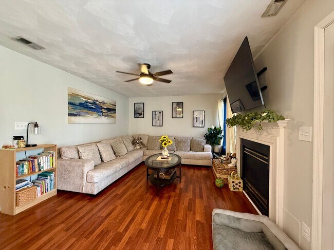 Building Photo - Beutifully updated 4 bed 2.5 bath home with large yard!