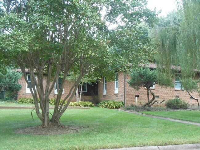 Primary Photo - 3 Bedroom Located Near Four Seasons Mall