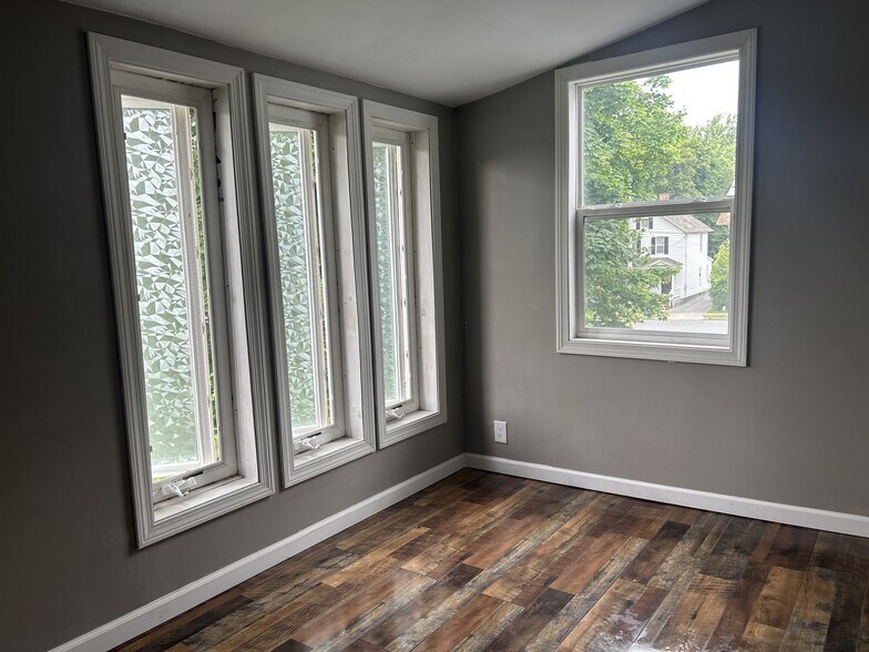 Bedroom 3 - 31 Dix Ave