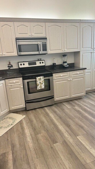 Building Photo - 5267 Europa Dr