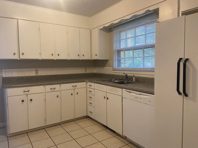 Building Photo - 3 Bedroom, 1.5 Bathroom House in Winston-S...