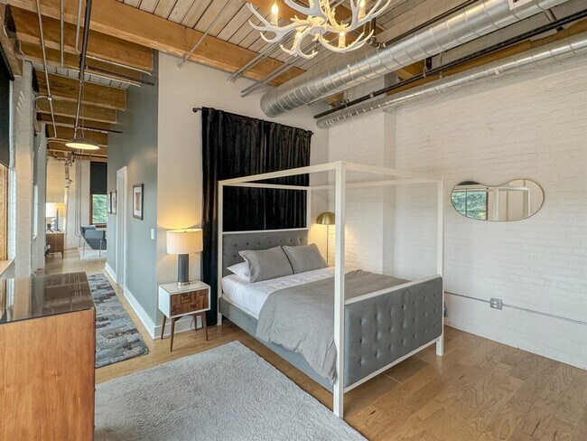 Building Photo - 270 S Goodman St