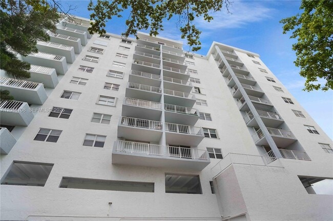 Building Photo - 6900 Bay Dr