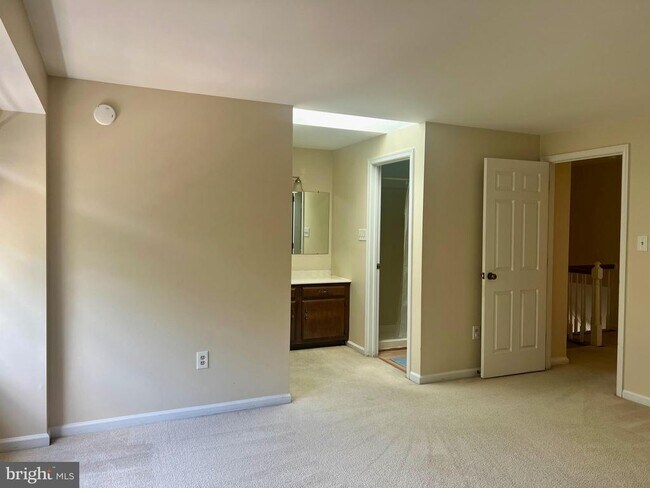 Building Photo - 8008 Broken Reed Ct