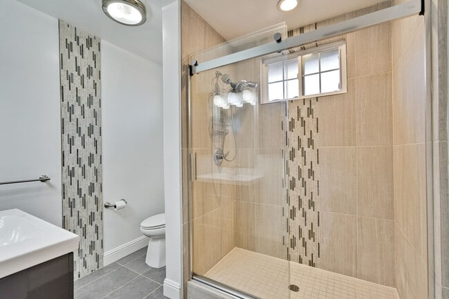 Building Photo - Updated 3 bedroom , 2 bath home in Mountai...