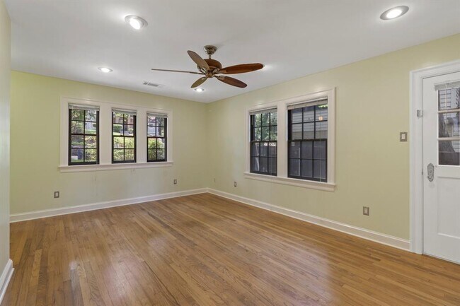 Building Photo - 307 Circle Dr