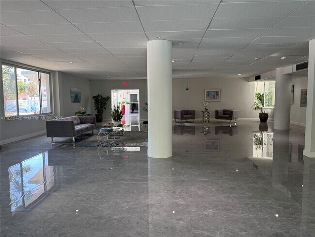 Building Photo - 9700 W Bay Harbor Dr