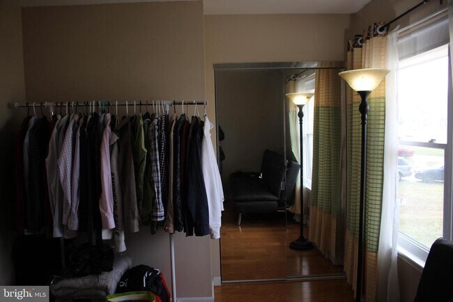 Building Photo - 219 Meadow Dr