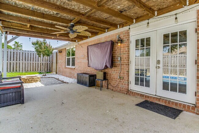 Building Photo - Welcome to your dream home! This stunning ...