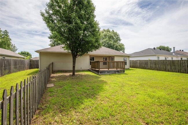 Building Photo - 902 SW Sandrock Rd