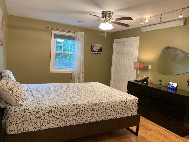 Master Bedroom - pic2 - 15 Sherwood Cir