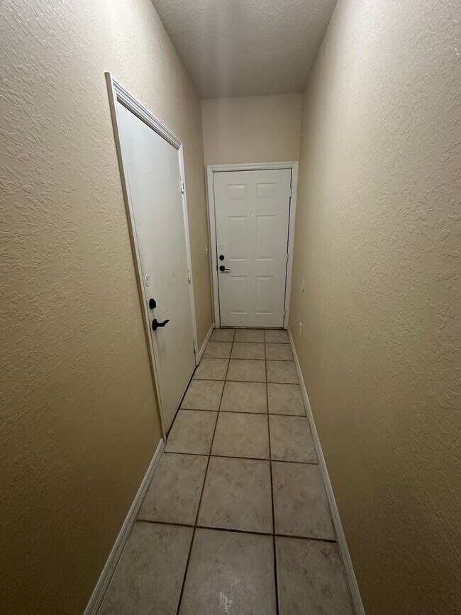 Building Photo - 3 BEDROOM 2 BATH 2 CAR GARAGE CONDO