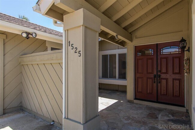 Building Photo - 1525 W Country Club Ln