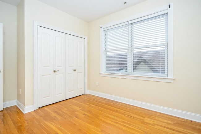 Building Photo - 528 47th St