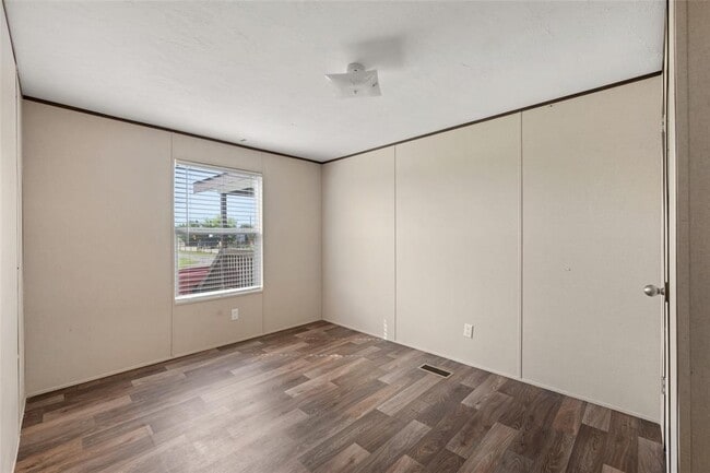 Building Photo - 360 Shady Oaks Dr