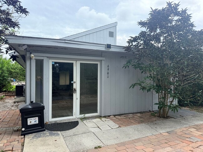 Building Photo - Available Now! 2 Bed, 1 Bath Duplex