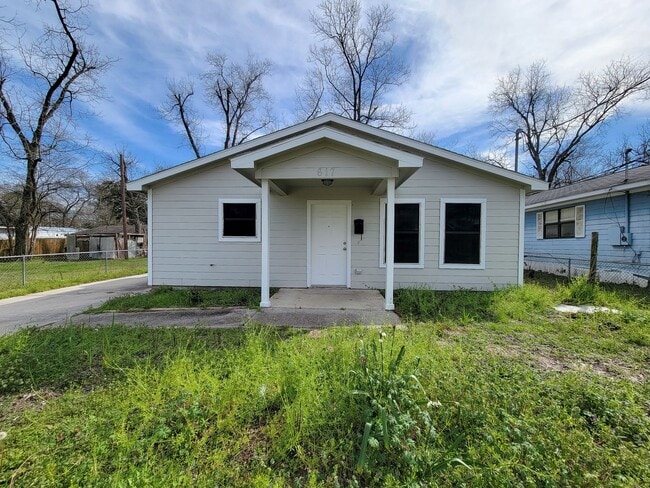 Primary Photo - BEAUTIFUL 3 BEDROOM HOME IN CONROE WITH AL...