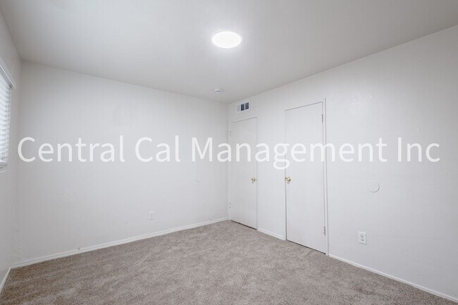 Building Photo - 2000-2004 Bank St