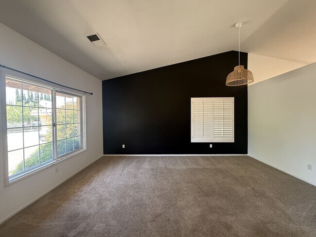 Building Photo - Quartz Hill 4 Bedroom 2 Bath!