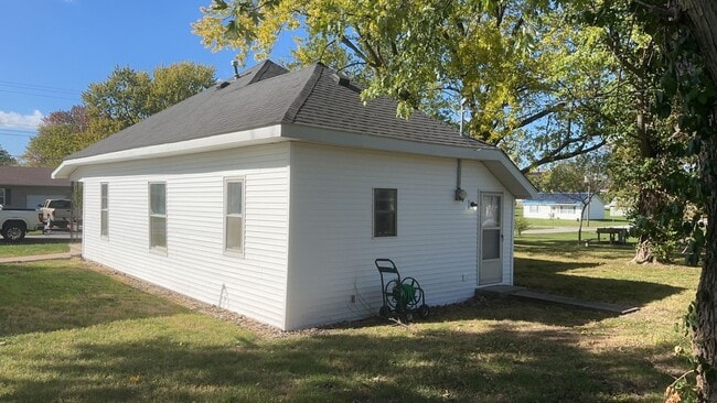Building Photo - 3 Bedroom For Rent Bowling Green MO