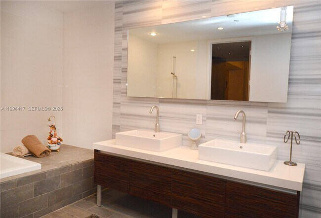 Building Photo - 1100 Biscayne Blvd