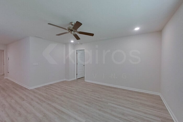 Building Photo - 393 Monarch Ln