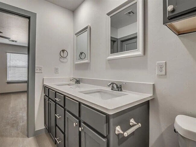 Building Photo - Turnkey 3-Bedroom Home in NW OKC – Perfect for Pets!