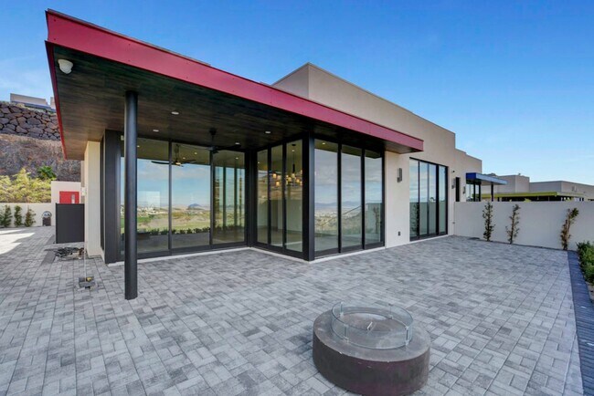 Building Photo - MacDonald Highlands Beauty With Awesome Views