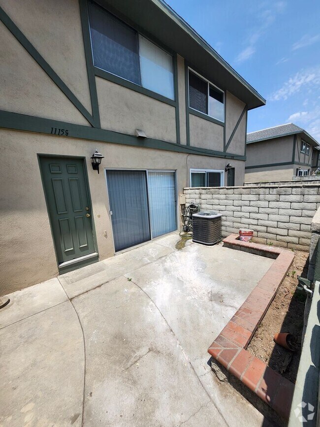 Building Photo - Two-Story condo in Ontario