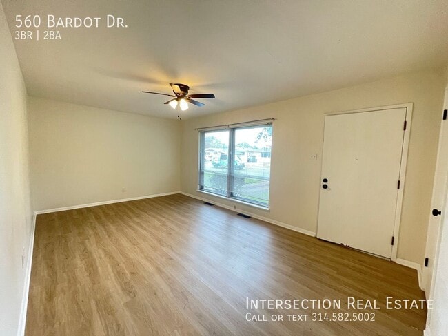 Building Photo - 560 Bardot Dr
