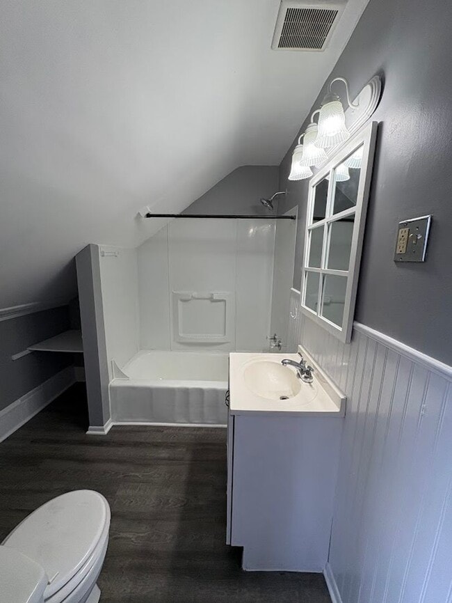 Building Photo - Three bedroom two bathroom home for rent