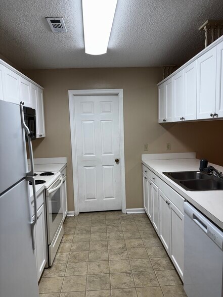 Kitchen - 2108 Hamilton Pl N