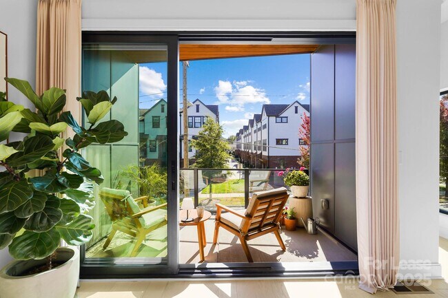 Building Photo - 3301 Spencer St