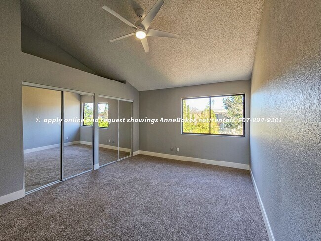 Building Photo - Newly Updated - New Appliances, Flooring, ...