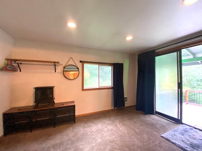 Building Photo - 60 W Puyallup Dr