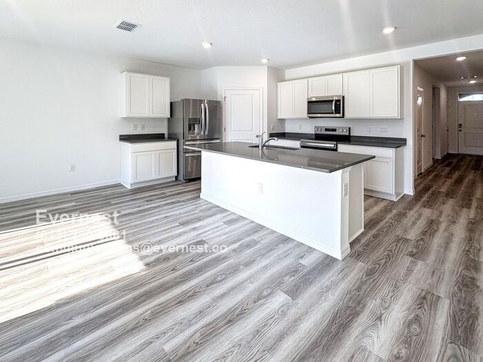 Building Photo - 10574 Farm Hl Ave