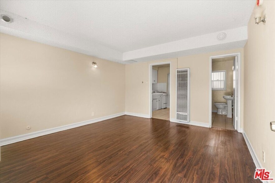 Building Photo - 10600 S Inglewood Ave