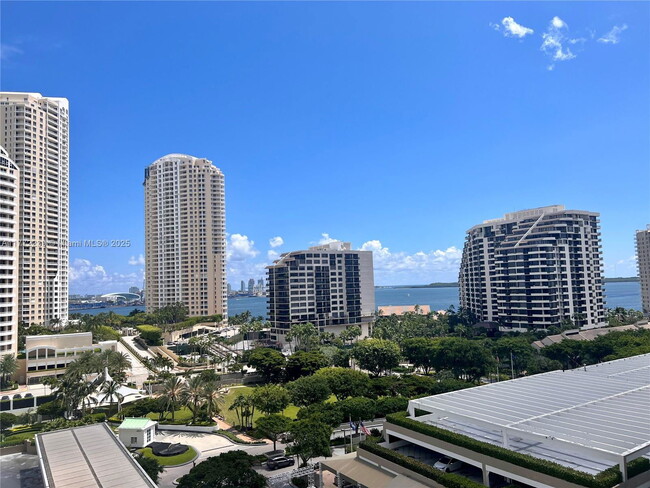 Building Photo - 870 Brickell Bay Dr