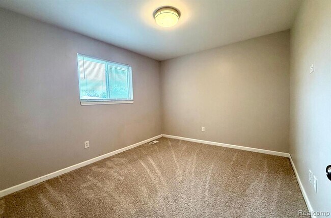 Building Photo - 1625 Lakewood Dr