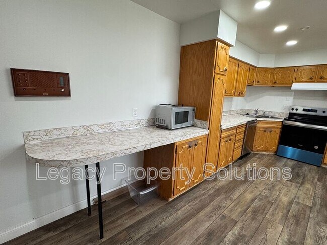 Building Photo - 611 N 29th St