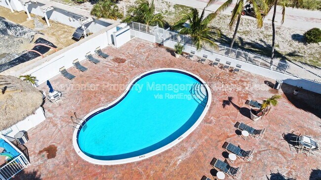Building Photo - 5313 Collins Ave