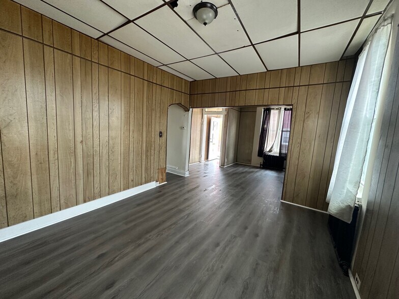 Building Photo - 1327 W Seltzer St