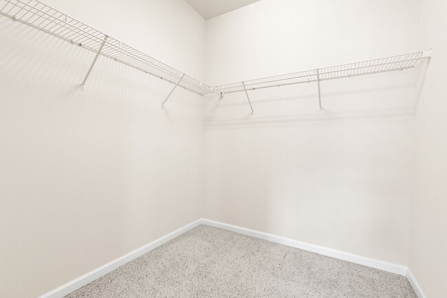 Building Photo - Well Maintained End Unit Townhome with Community Pool! Available July 14th!