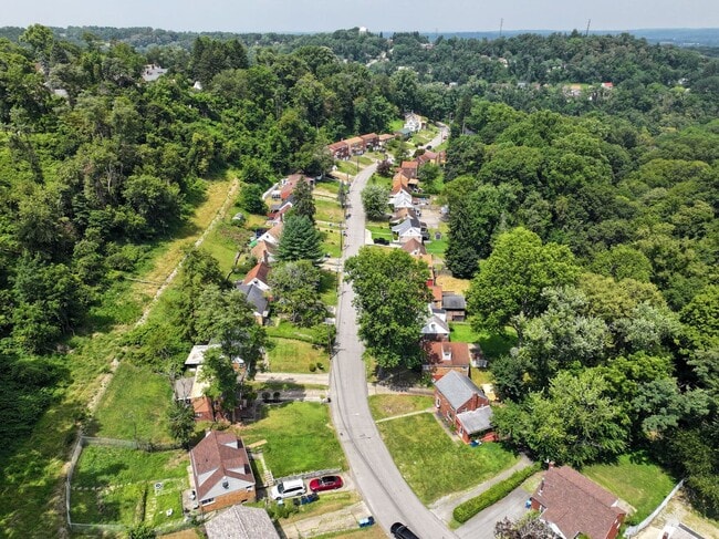 Building Photo - Spacious 4-Bedroom Home with Garage and Yard - Section 8 Approved!!