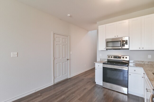 Building Photo - Brand New 3 bed 2.5 Duplex