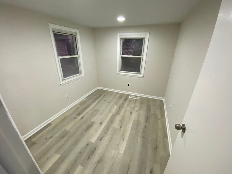 Building Photo - 563 Pennington Ave