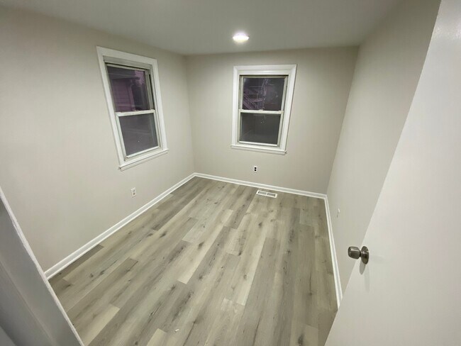 Building Photo - 563 Pennington Ave