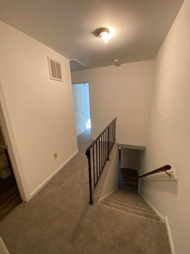 Building Photo - 1700 Taft Pl