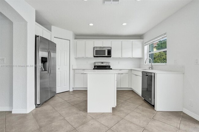 Building Photo - 6305 Willoughby Cir